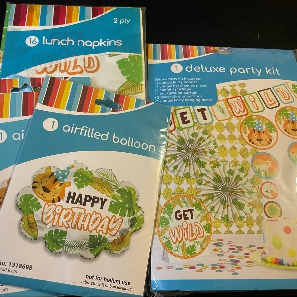 Jungle Theme Deluxe Party Kit with Balloons and Napkins